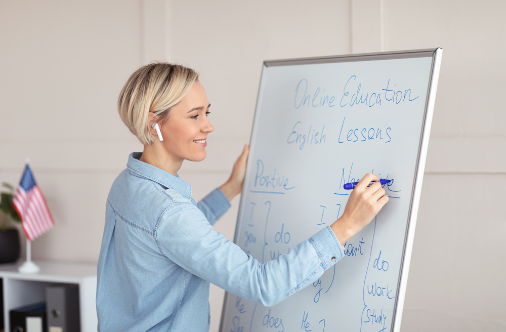 英語コーチがオンラインで英語を教えている